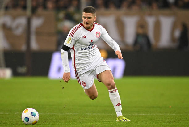 多个足球巨 多个足球巨